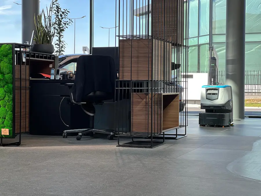 Robot de nettoyage industriel dans un bureau